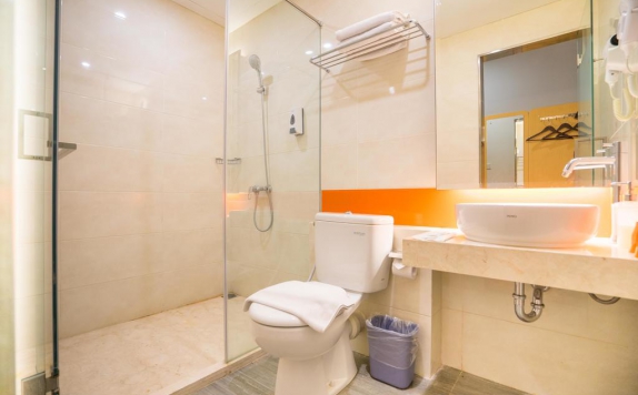Tampilan Bathroom Hotel di 7 Days Premium Jatinegara