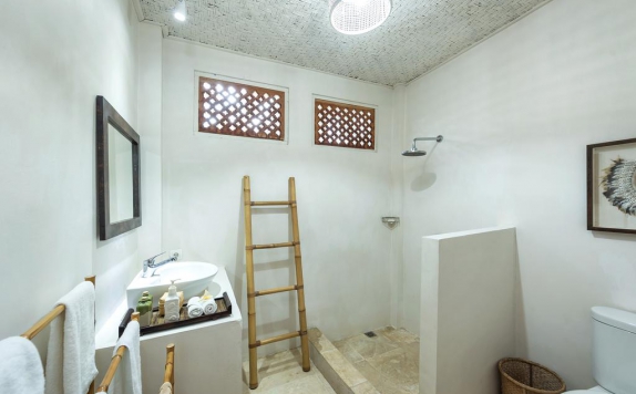 Bathroom di Aashaya Jasri Resort
