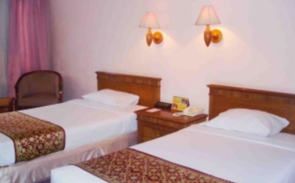 guest room twin bed di Abadi Hotel