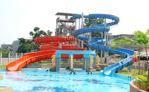 Swimming Pool di Abadi Suite Hotel & Tower