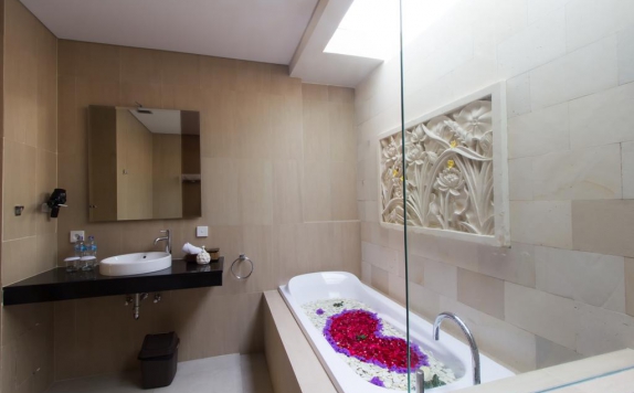 Bathroom di Abian Harmony Sanur Hotel