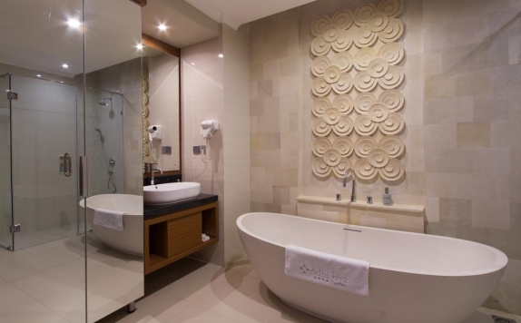 Bathroom di Adhi Jaya Hotel