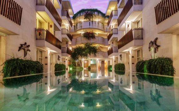 Swimming Pool di Adhi Jaya Sunset Hotel