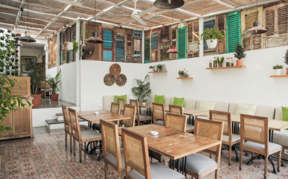 Restoran Hotel di Adhisthana