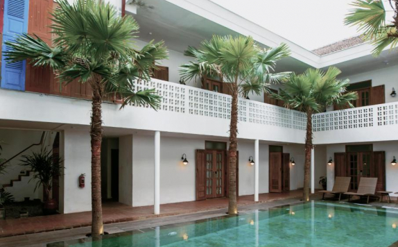 Swimmingpoll Hotel di Adhisthana
