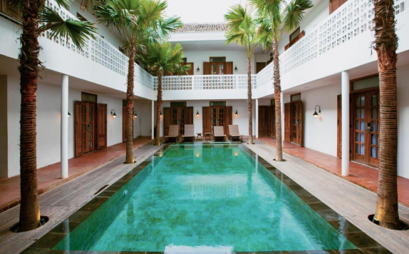 Swimmingpoll Hotel di Adhisthana