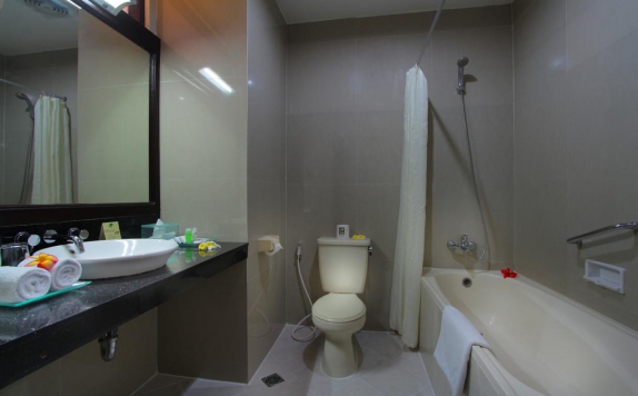 Bathroom di Adi Dharma Hotel