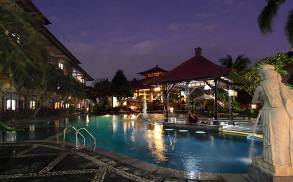 Swimming Pool di Adi Dharma Hotel
