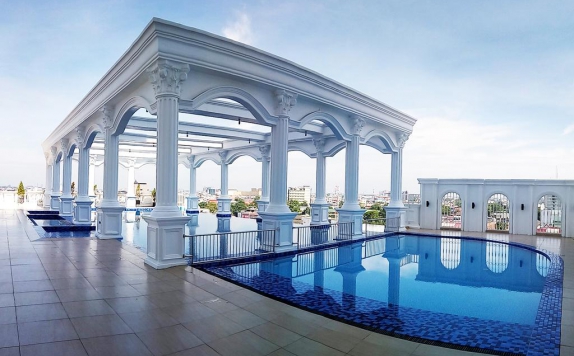 Swimming Pool di Adimulia Hotel Medan