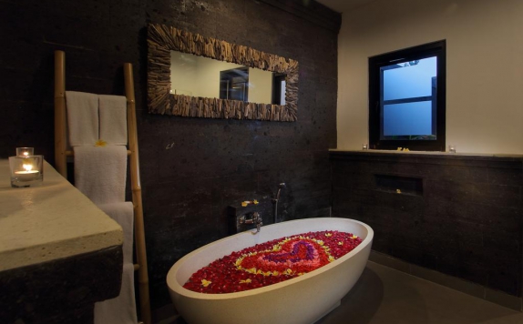 Tampilan Bathroom Hotel di Agata Villas Seminyak