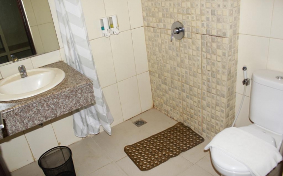 Tampilan Bathroom Hotel di Akasa Hotel
