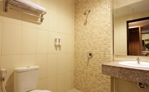 Tampilan Bathroom Hotel di Akasa Hotel