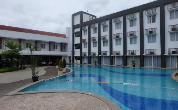 Swimming Pool di Akshaya Hotel Karawang