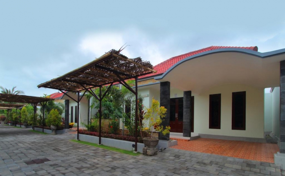 Front View di Alamanda Town House by Gamma Hospitality