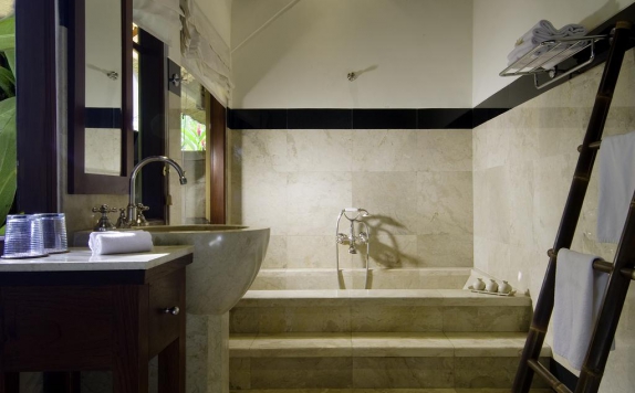 Bathroom di Alamanda Villa Ubud