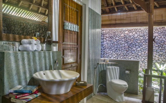 Bathroom di Alam Asmara Dive Resort