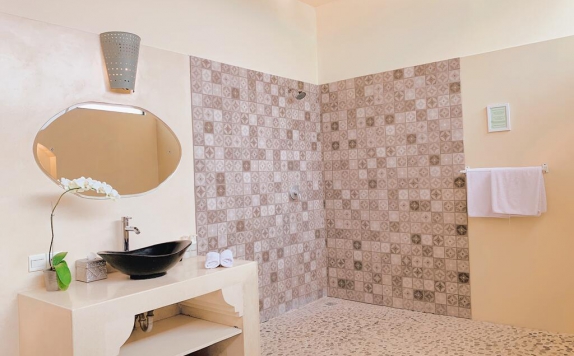 Tampilan Bathroom Hotel di Alizee Villas
