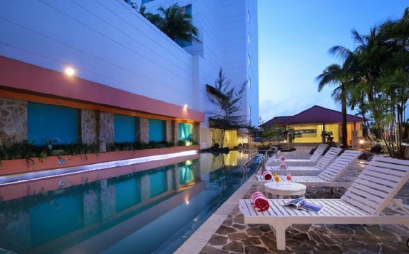 Swimming Pool di Allium Batam Hotel