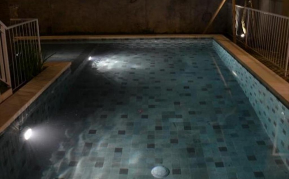 Swimming pool di A Loft Apartment
