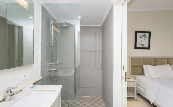 Tampilan Bathroom Hotel di Alron Hotel