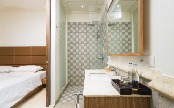 Tampilan Bathroom Hotel di Alron Hotel