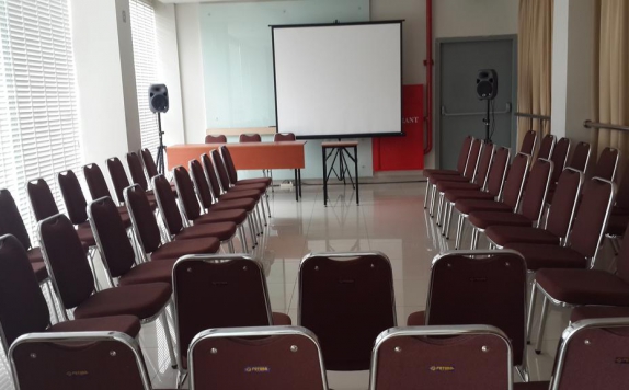 Meeting room di Amaris Bekasi Barat