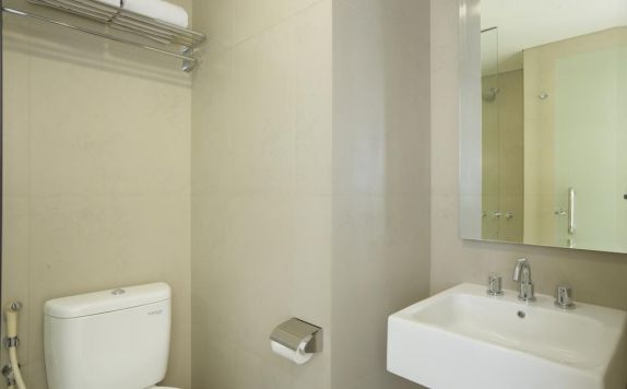 Tampilan Bathroom Hotel di Amaris Malioboro