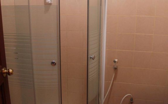 bathroom di Amazing Bumi Ciherang Hotel