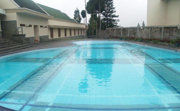 swimming pool di Amazing Bumi Ciherang Hotel