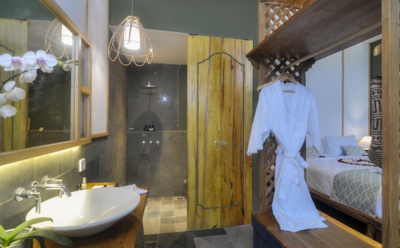 Bathroom di Amora Ubud Boutique Villas