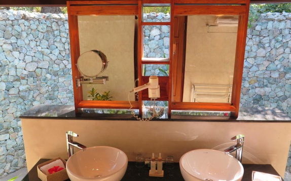 Bathroom di Angel Island Resort