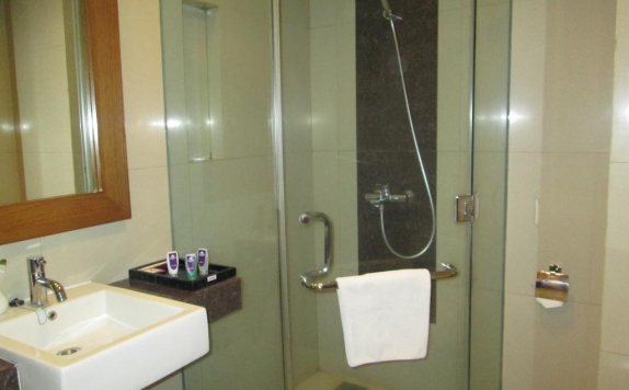 Bathroom di Anggrek Shopping Hotel