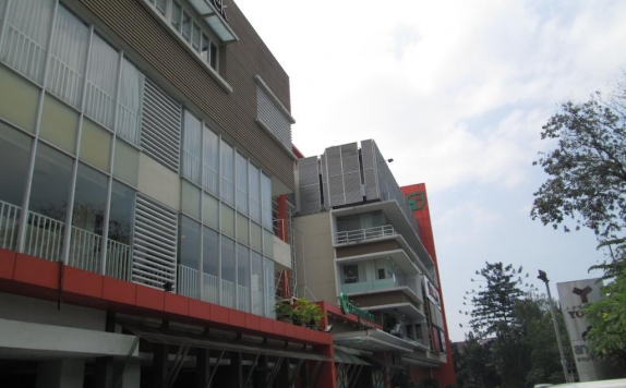 Front view di Anggrek Shopping Hotel