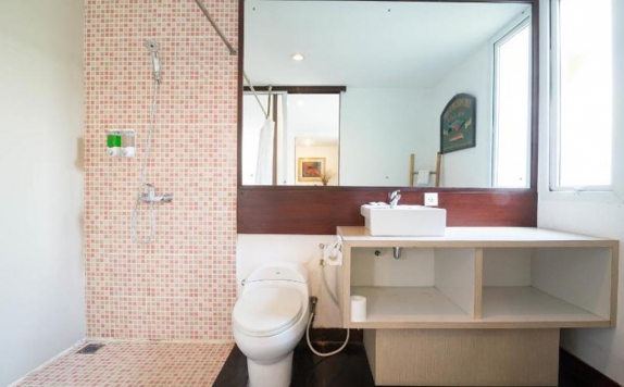 Bathroom di Aqua Bali Villa