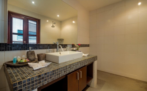 Bathroom di Arama Riverside Villas