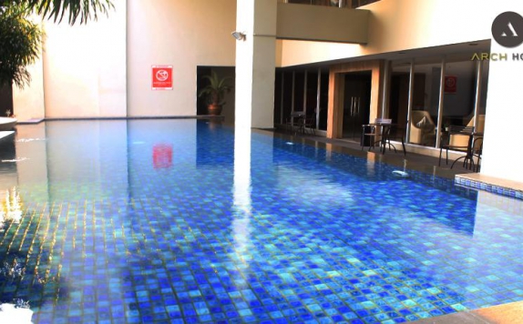 Swimming pool di Arch Hotel