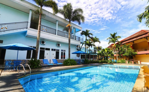 Swimming pool di Aries Biru Hotel & Villa