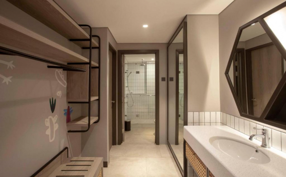 Bathroom Hotel Bathroom Hotel di Artotel Yogyakarta