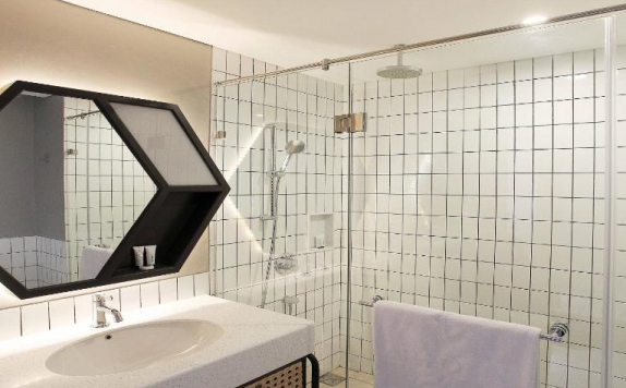 Bathroom Hotel Bathroom Hotel di Artotel Yogyakarta
