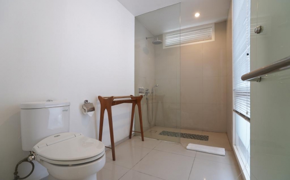 Bathroom di Astana Pengembak Suite Apartment & Villa