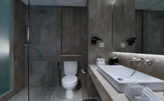 Bathroom di Aston Banyuwangi Hotel & Conference Center