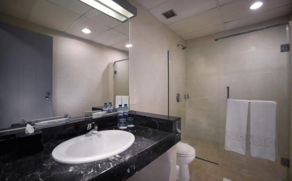 bathroom di Aston Cengkareng Hotel