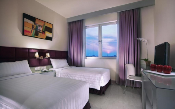guest room twin bed di Aston Cengkareng Hotel