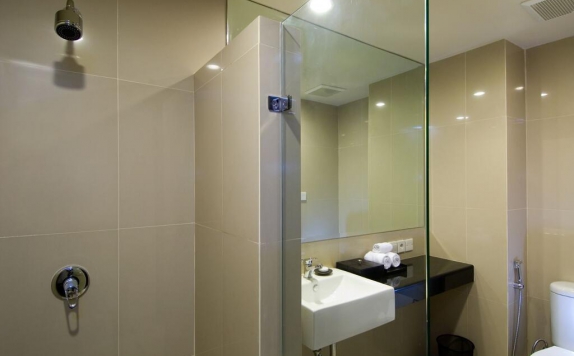 Bathroom di Aston Denpasar Hotel & Convention Center