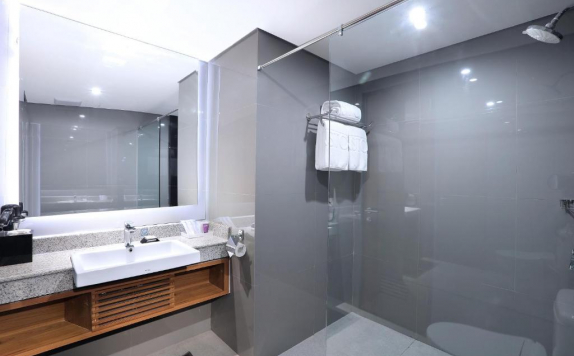 Bathroom Hotel di Aston Inn Batu