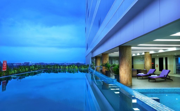 swimming pool di Aston Madiun Hotel & Conference Center