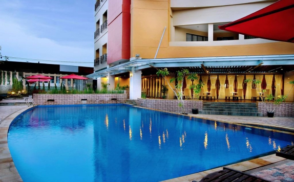 swimming pool di Aston Pontianak Hotel and Convention Center