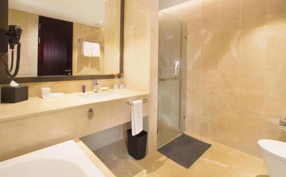 bathroom di Aston Priority Simatupang Hotel and Conference Center