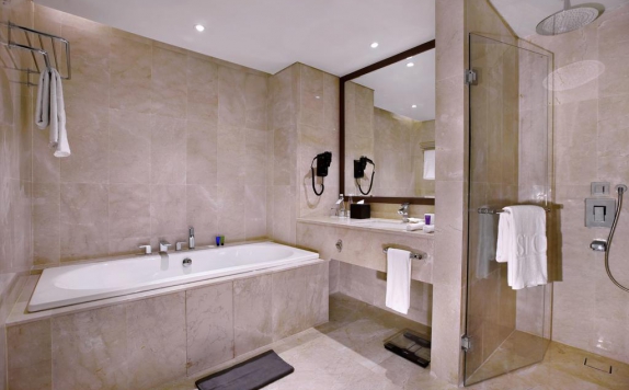 bathroom di Aston Priority Simatupang Hotel and Conference Center