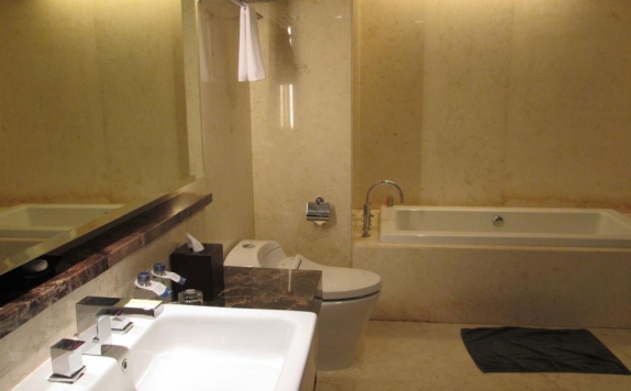 Bathroom di Aston Samarinda Hotel And Convention Center